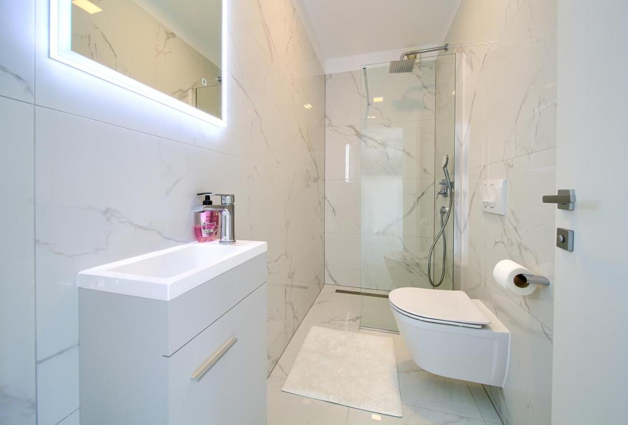 Penthouse Rosa Appartement Malinska Buitenkant foto